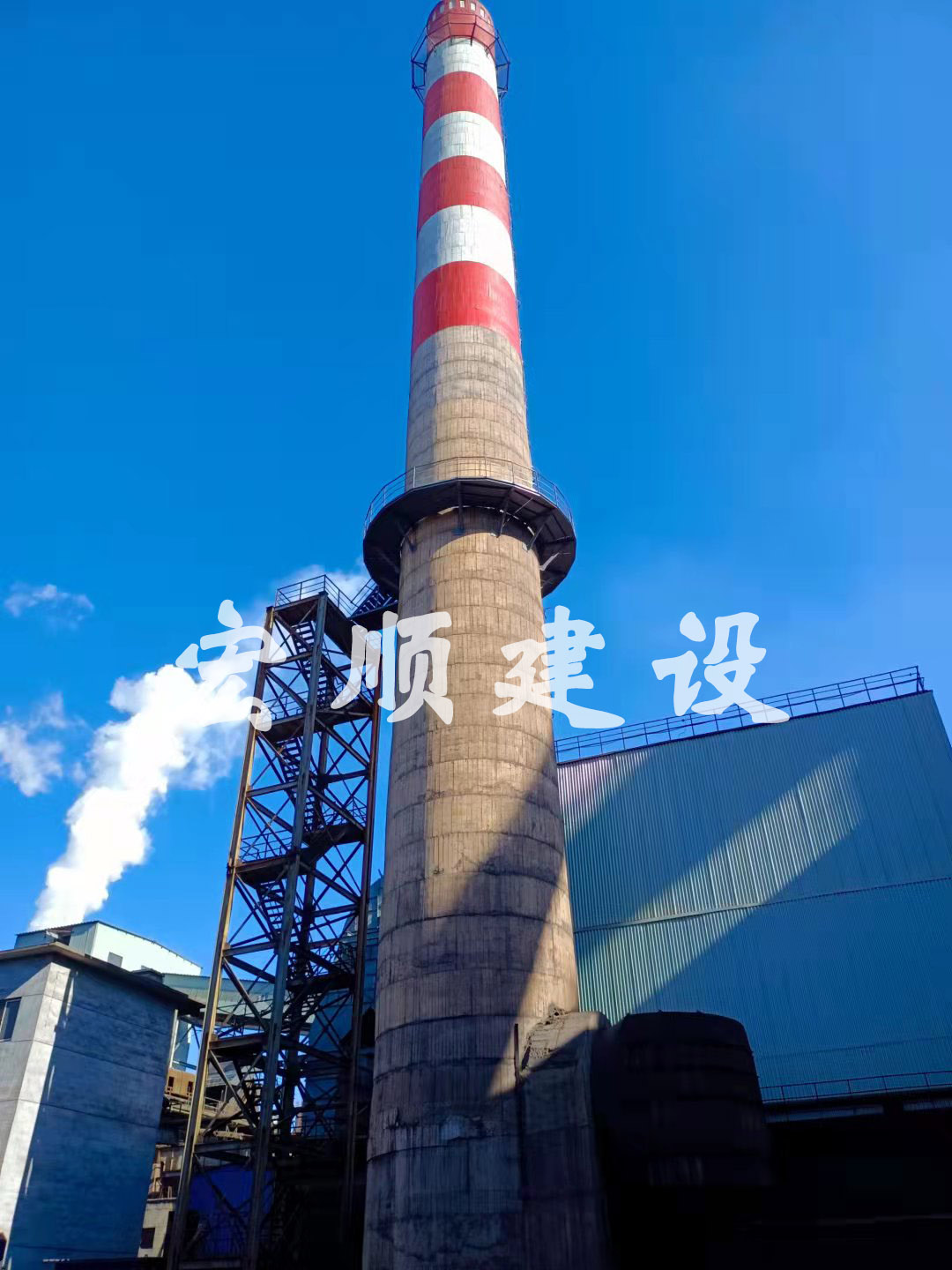 熱烈祝賀遼寧15根煙囪刷航標色環工程順利竣工