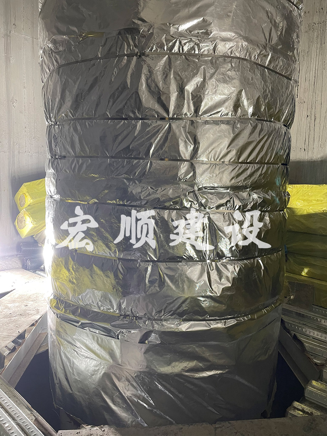 熱烈祝賀丹東的方煙囪內鋼內筒順利安裝成功